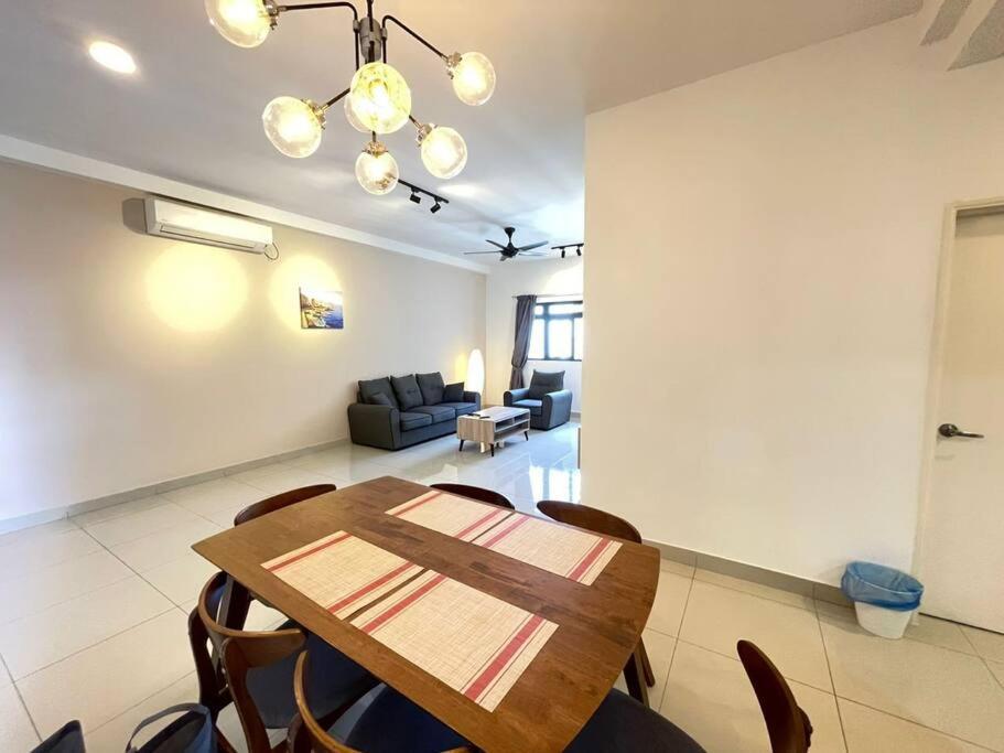 Meridin Medini By Wp Homestay Нусаяя Екстер'єр фото
